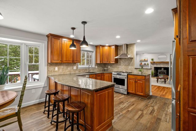 17 Oriole Drive, Bedford, NH 03110