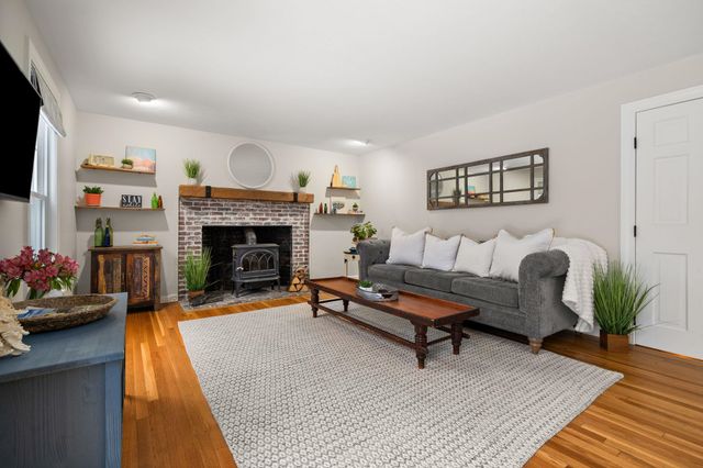 17 Oriole Drive, Bedford, NH 03110