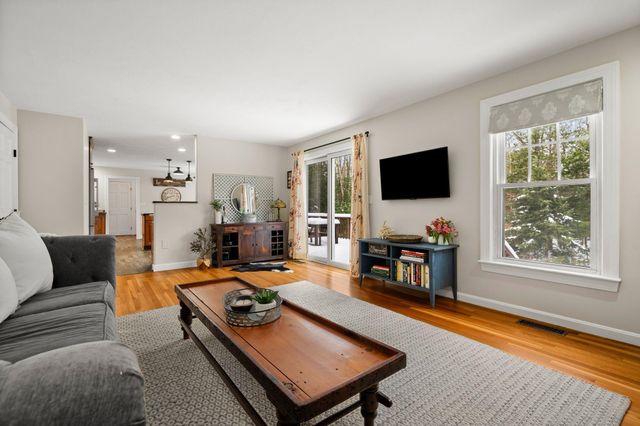 17 Oriole Drive, Bedford, NH 03110