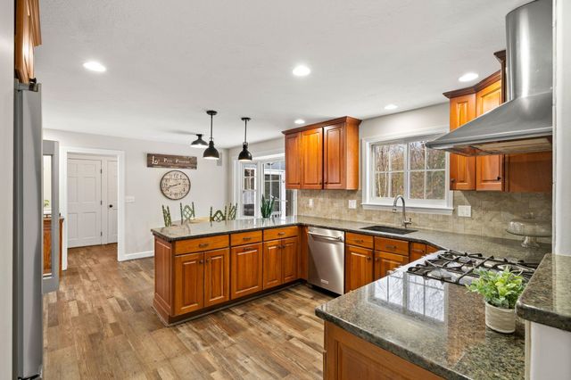 17 Oriole Drive, Bedford, NH 03110