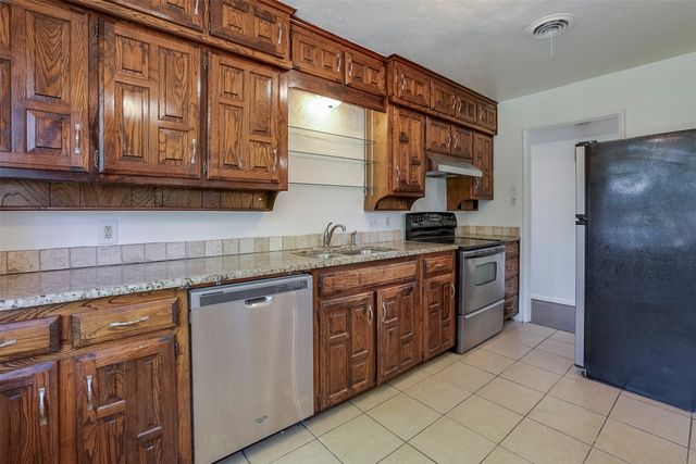 5312 Cahill Oval Street, River Oaks, TX 76114