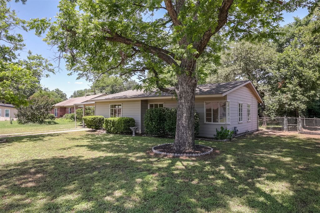 5312 Cahill Oval Street, River Oaks, TX 76114
