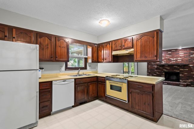 109 BASSWOOD Road, Springfield, IL 62712