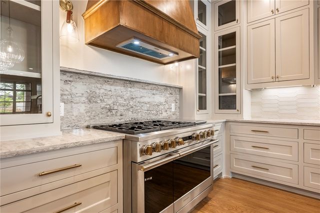 1033 NW A Street, Bentonville, AR 72712