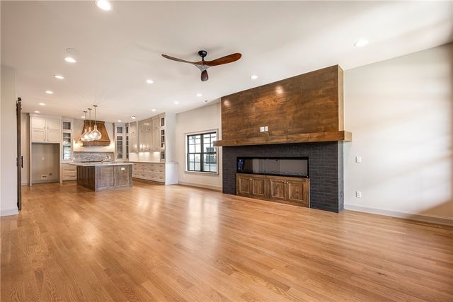 1033 NW A Street, Bentonville, AR 72712