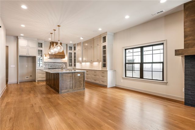 1033 NW A Street, Bentonville, AR 72712