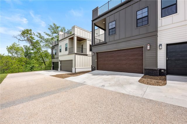 1033 NW A Street, Bentonville, AR 72712