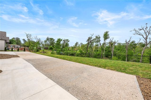 1033 NW A Street, Bentonville, AR 72712