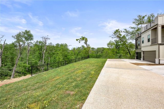 1033 NW A Street, Bentonville, AR 72712