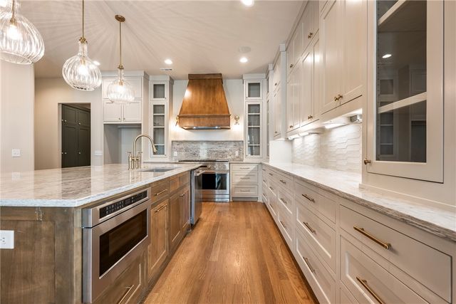 1033 NW A Street, Bentonville, AR 72712