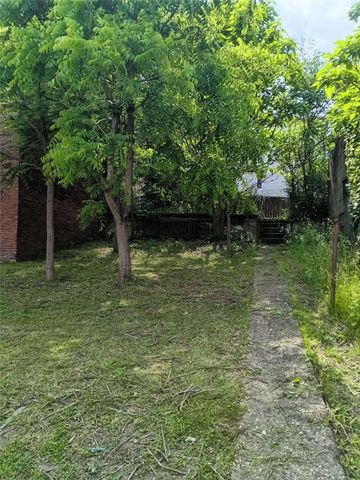 210 N 4th St, Jeannette, PA 15644
