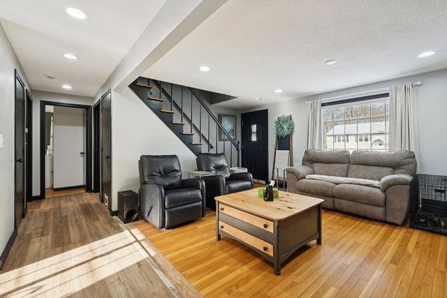 130 Westwood Dr, Nashua, NH 03062