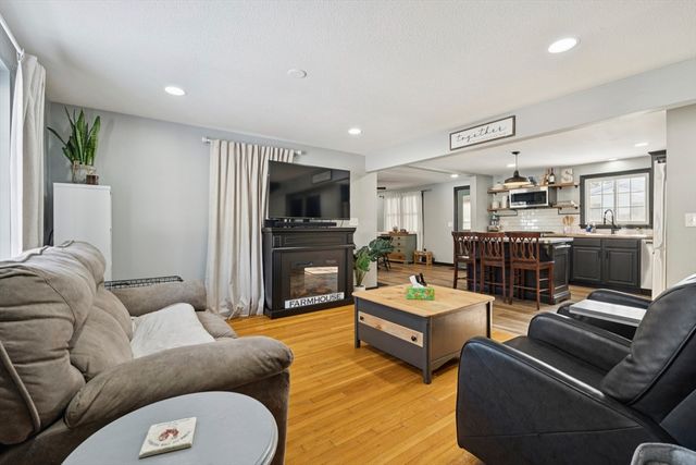 130 Westwood Dr, Nashua, NH 03062