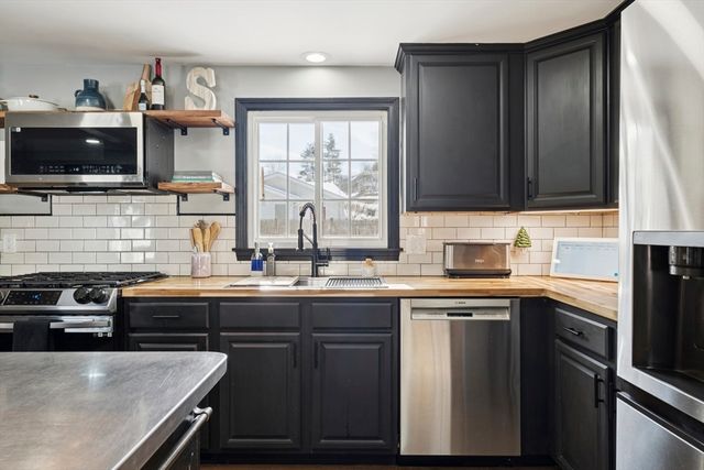 130 Westwood Dr, Nashua, NH 03062