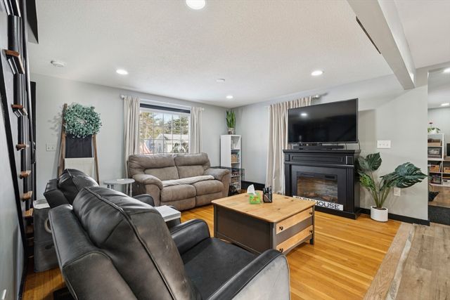 130 Westwood Dr, Nashua, NH 03062