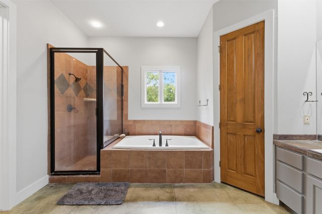 9201 Lake Forest Court N, College Station, TX 77845