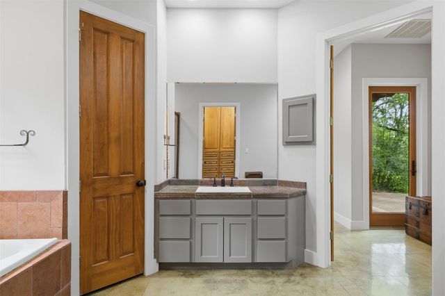 9201 Lake Forest Court N, College Station, TX 77845