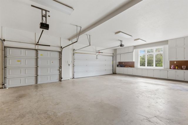 9201 Lake Forest Court N, College Station, TX 77845