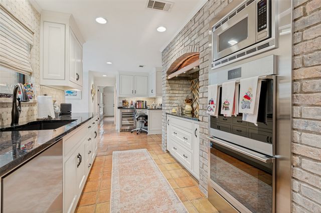 2405 Bluffview Court, Arlington, TX 76011