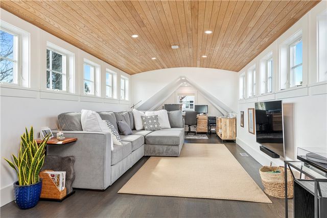 592 Tuckerman Avenue, Middletown, RI 02842