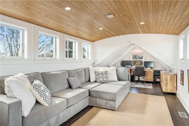 592 Tuckerman Avenue, Middletown, RI 02842