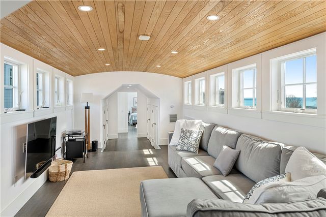 592 Tuckerman Avenue, Middletown, RI 02842