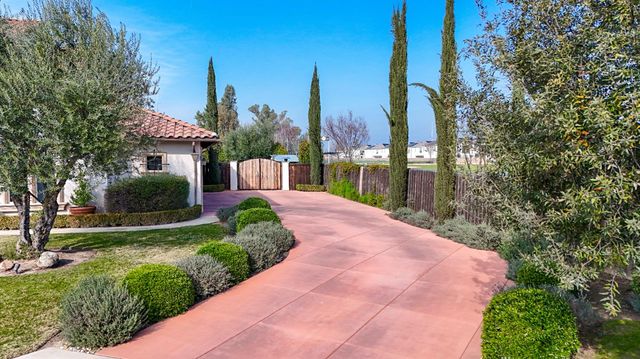 2564 E Sarazen, Fresno, CA 93730