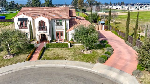 2564 E Sarazen, Fresno, CA 93730