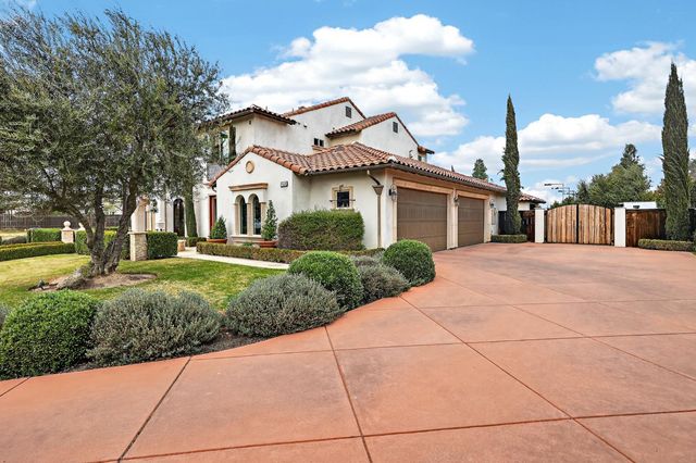 2564 E Sarazen, Fresno, CA 93730