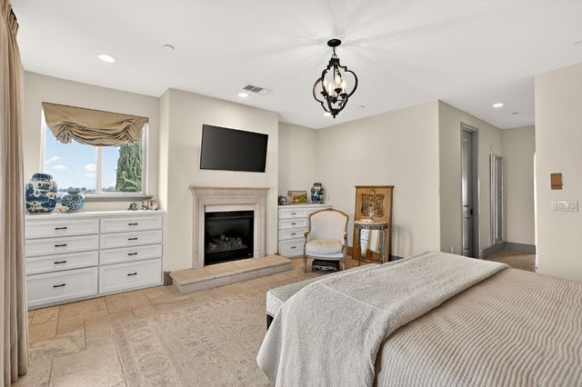 2564 E Sarazen, Fresno, CA 93730