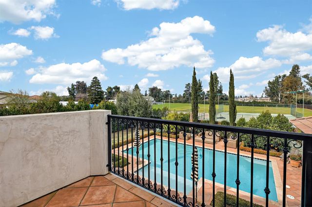 2564 E Sarazen, Fresno, CA 93730