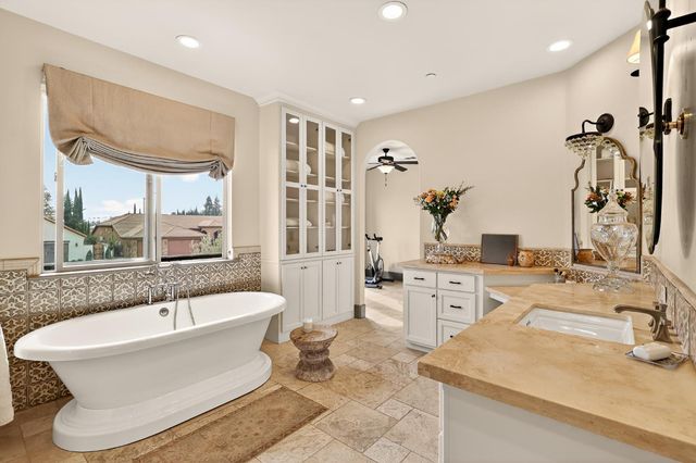 2564 E Sarazen, Fresno, CA 93730