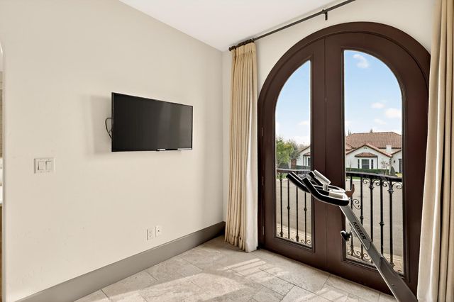 2564 E Sarazen, Fresno, CA 93730