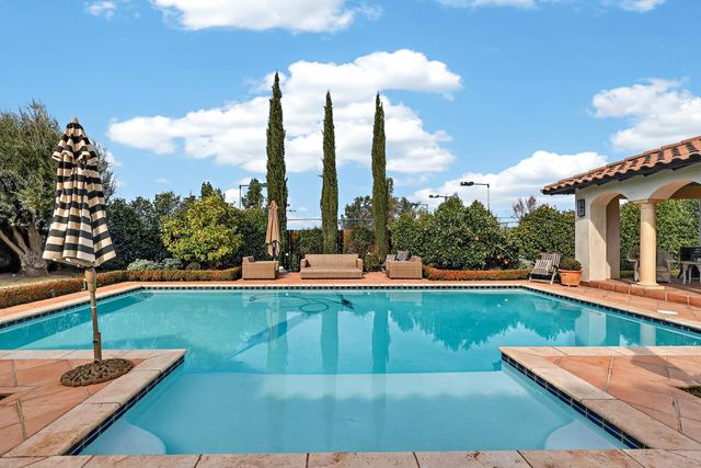 2564 E Sarazen, Fresno, CA 93730