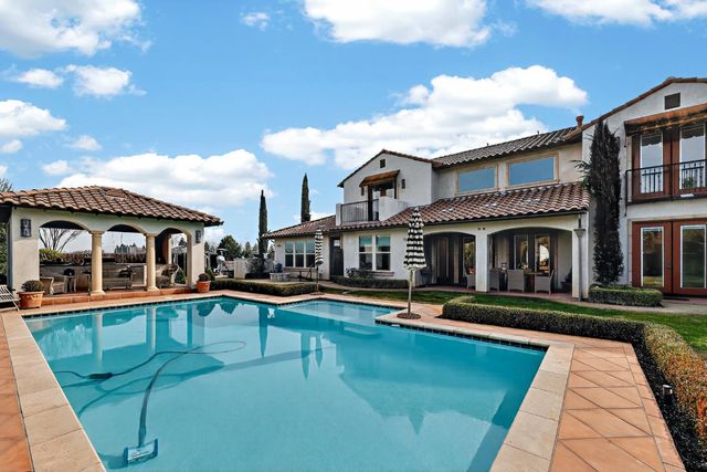 2564 E Sarazen, Fresno, CA 93730