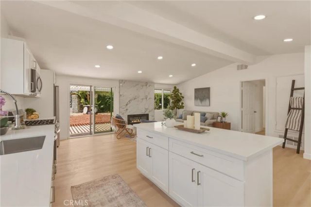 2107 Pomona, Costa Mesa, CA 92627
