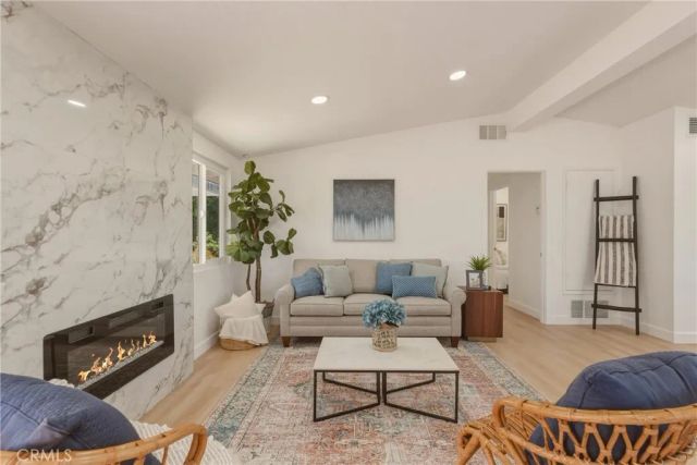 2107 Pomona, Costa Mesa, CA 92627