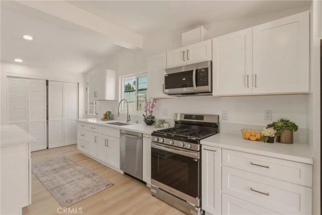 2107 Pomona, Costa Mesa, CA 92627