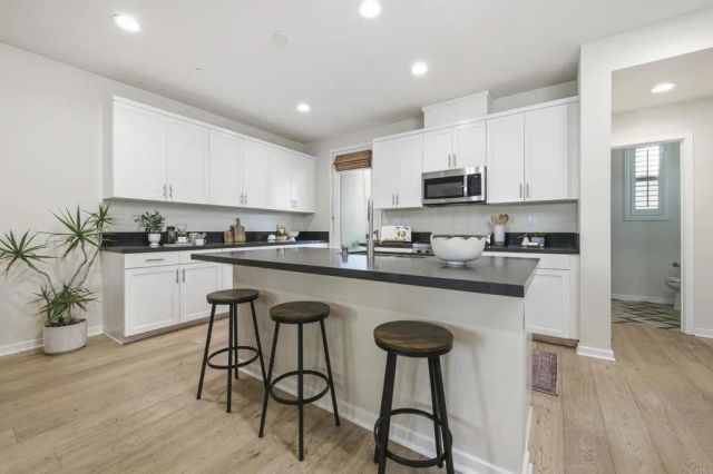 1566 Vista Del Mar Way 3, Oceanside, CA 92054