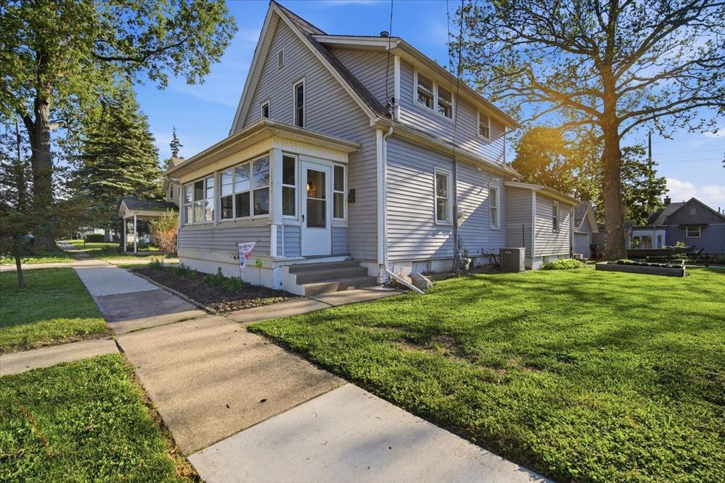 Image 2 of property listing at 1101 S Lee Street, Bloomington, IL 61701