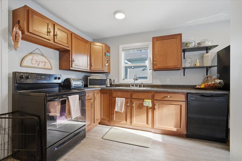 Image 11 of property listing at 1101 S Lee Street, Bloomington, IL 61701