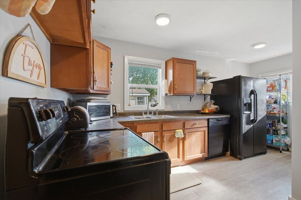 Image 13 of property listing at 1101 S Lee Street, Bloomington, IL 61701