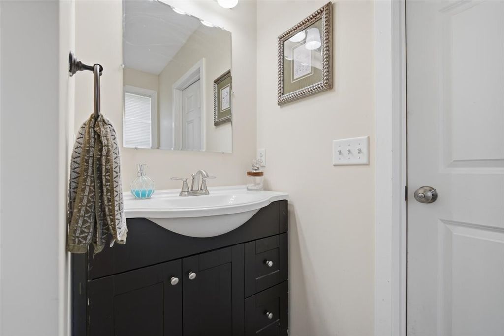 Image 17 of property listing at 1101 S Lee Street, Bloomington, IL 61701