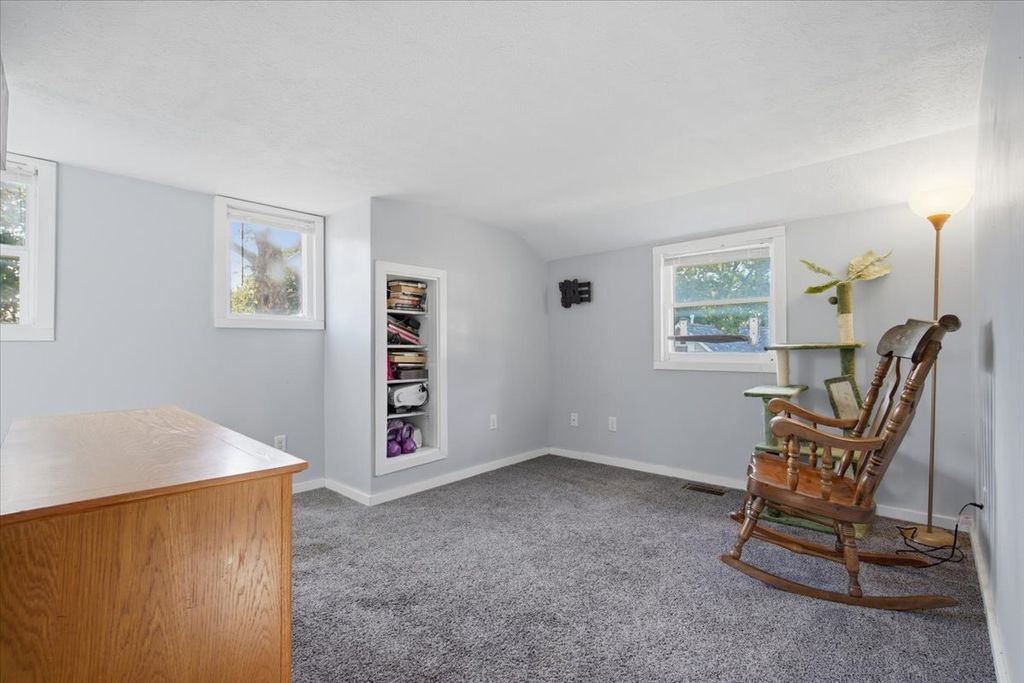 Image 18 of property listing at 1101 S Lee Street, Bloomington, IL 61701