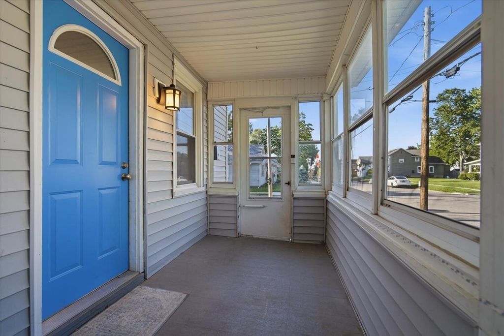 Image 3 of property listing at 1101 S Lee Street, Bloomington, IL 61701