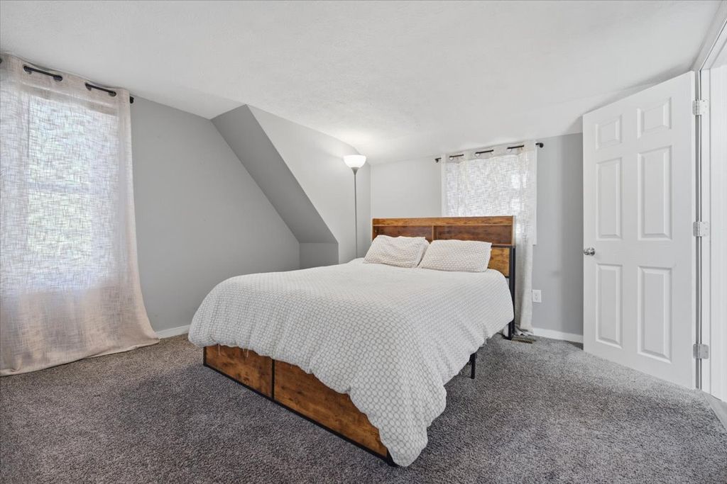 Image 21 of property listing at 1101 S Lee Street, Bloomington, IL 61701