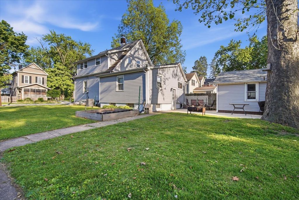 Image 25 of property listing at 1101 S Lee Street, Bloomington, IL 61701