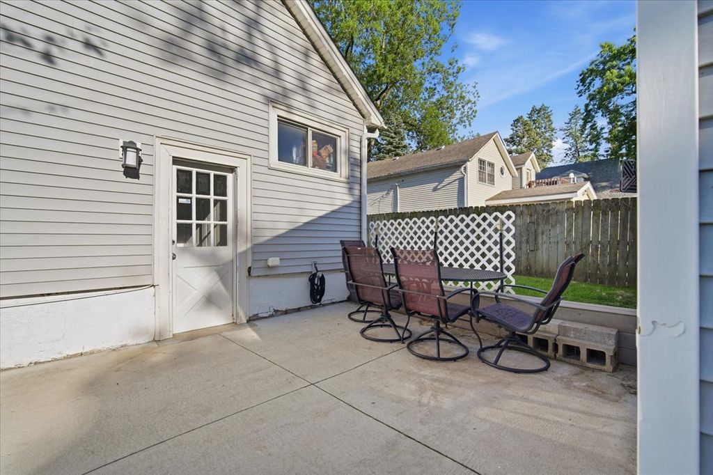 Image 27 of property listing at 1101 S Lee Street, Bloomington, IL 61701