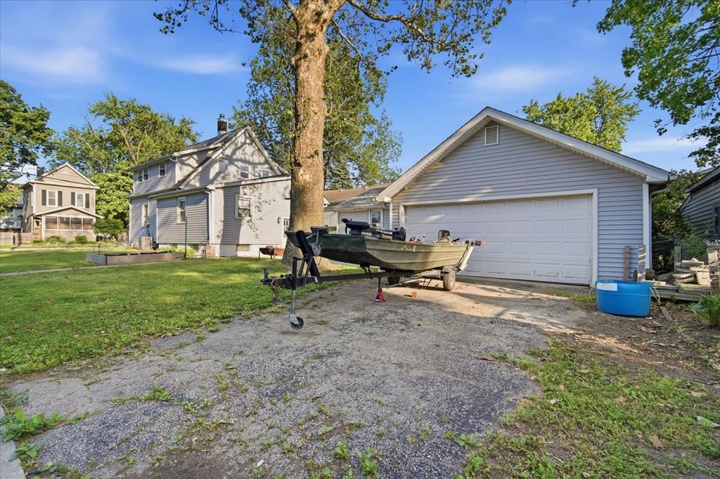 Image 28 of property listing at 1101 S Lee Street, Bloomington, IL 61701