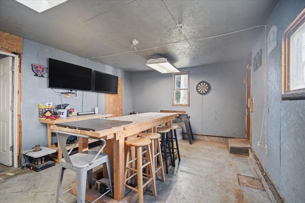 Image 30 of property listing at 1101 S Lee Street, Bloomington, IL 61701